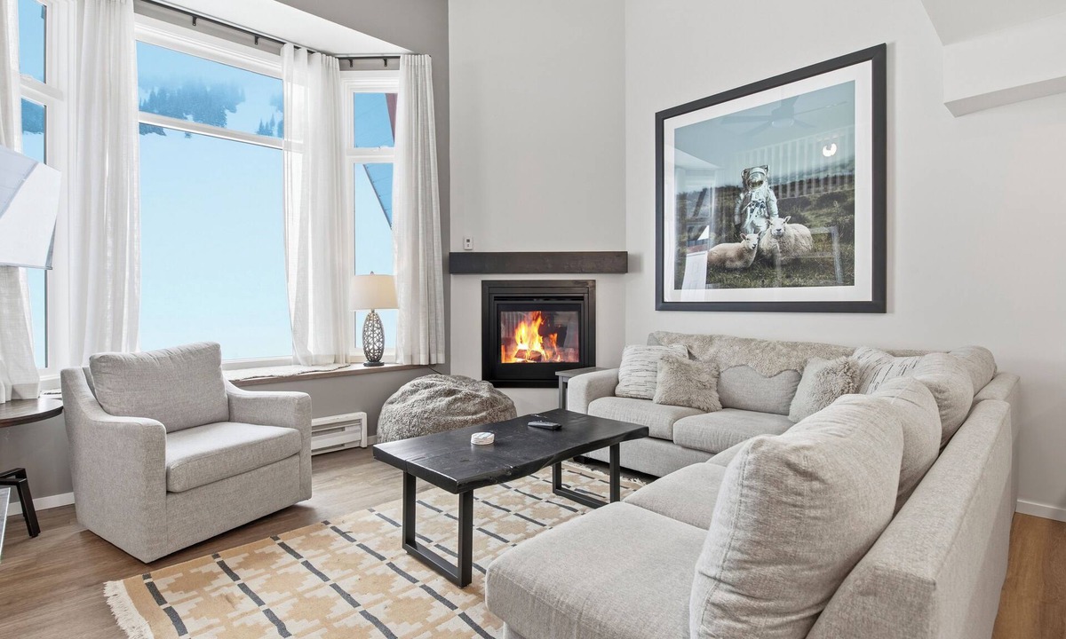 Silver Star Mountain House | Newly renovated condo in Pinnacles - BBQ, hot tub, laundry, ski-in/out from door
