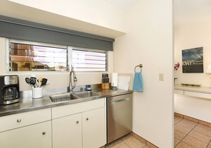 Beachfront Location with GREAT View! Washer/Dryer, Washlet, A/C, Wi-Fi! in Honolulu