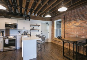 TB309 ~ Unique Flat w/Elevator ~ 1865 Club/Bar On Site ~ Pool ~ 2 Miles to Broadway ~ Free Parking in Nashville