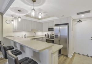 Tropical beachfront condo w/pool, patio & grill in Marco Island