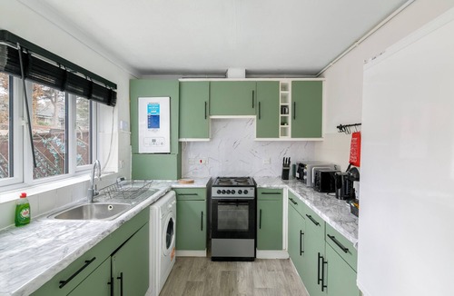 Custom House House | 3 BH with Free Parking Near ExCel London, Newham Hospital & London City Airport