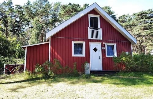 Gohren House | Austernperle 258 Vacation Home in Baabe. Relax in the hot tub and in your own sauna. Cozy evenings by the fireplace. A terrace right on the edge of the forest with exclusive teak lounge chairs. One parking space included