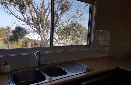 Ventnor House | Bella Views - Beach front stay
