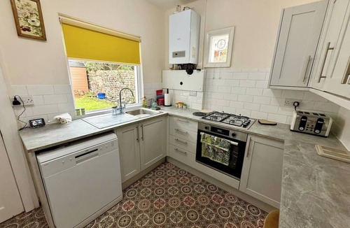 Eastbourne Cottage | Charming Cottage Retreat with Garden in Historic Old Town, Eastbourne
