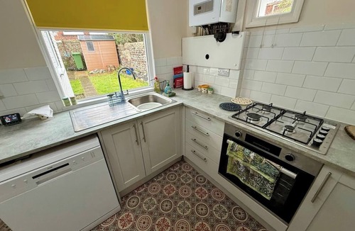 Eastbourne Cottage | Charming Cottage Retreat with Garden in Historic Old Town, Eastbourne