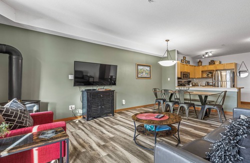 Canmore Condo | Cozy Canmore Condo for 7🍁Modern Rustic Mountain Escape⛰☀️Outdoor Pool & Hot Tubs☀️