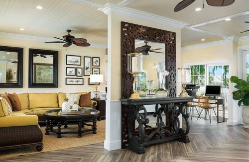 Uptown - Upper Duval Hotel | Duval Street Stay + Free Breakfast, Pool & Spa