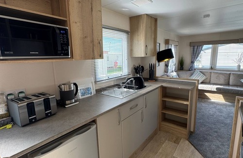 Ingoldmells House | Fantasy Island Resort - The Merlin with Private Hot Tub - Eastgate D7