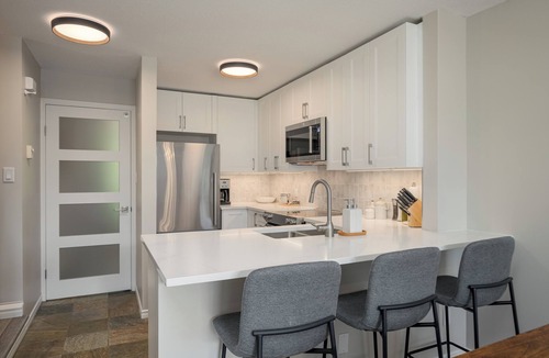 Upper Village House | ❄︎Jersey Cream at Arrowhead Point❄︎ | Renovated 2 BR Ski In/Ski Out | Private Hot Tub