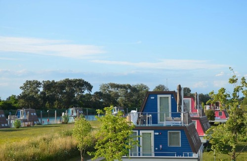 Lignano Sabbiadoro Boat Rental | Marina Azzurra Resort Houseboat Garden für 6 Personen