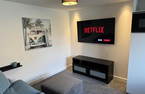 Upton Cheyney Apartment | modern 1 bed apartment with car parking