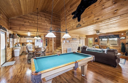 Gatlinburg Cabin | Mountain Views & FREE Attraction Tickets
