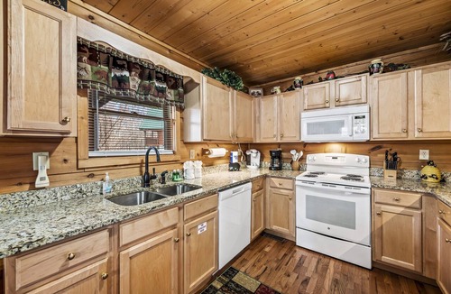 Gatlinburg Cabin | Mountain Views & FREE Attraction Tickets