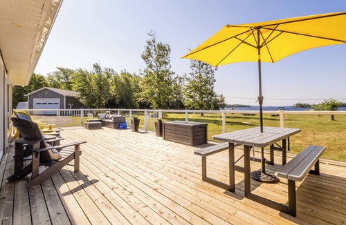 Bay of Fundy & Annapolis Valley Cottage | Relax at this bright and welcoming 2-bedroom retreat on Aylesford Lake