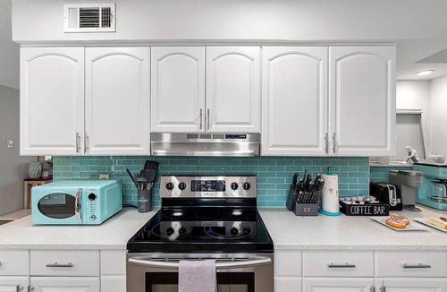 Largo House | Screened Heated Pool, 15 Min to Beach | 4BR Sleeps 10, Largo