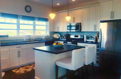 Darnley House | Steps from Thunder Cove Beach!
