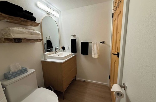 East Kootenay Hotel | Summit View II Bed & Bath |Ski-In ·Hot Tub ·Sleeps 2