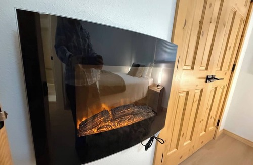 East Kootenay Hotel | Summit View II Bed & Bath |Ski-In ·Hot Tub ·Sleeps 2