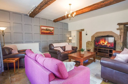 Chapel en le Frith House | THE OLD BULLS HEAD, pet friendly, with hot tub in Chapel-En-Le-Frith