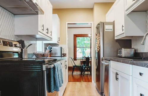 Macalester - Groveland House | Ultimate Group Stay in St Paul – 8 beds