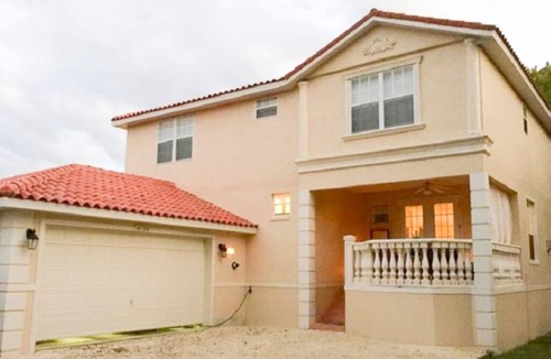 Homosassa House | Vacation in Paradise! Dock available-Walk to Pool & Fishing Pier! Kayaks & Bikes