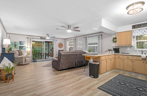 Homosassa House | Waterfront Screen Porch with kayaks to experience the peaceful Halls River!