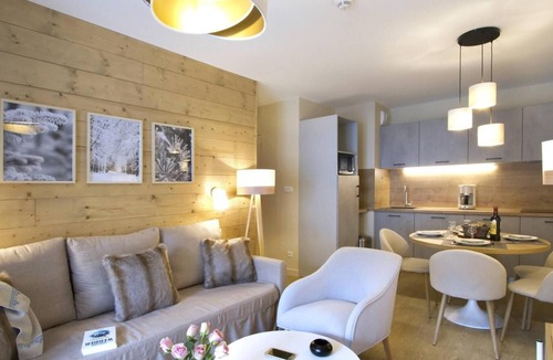 Eclose-Est Apartment | Wifi, 50m from ski slopes, fitness, swimming pool, sauna, hammam, balcony, parking, tv, ski locker