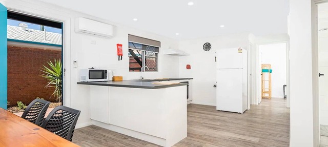 2 Bedroom Unit Central, 5 minutes walk to pristine beaches! Newly renovated in Geraldton