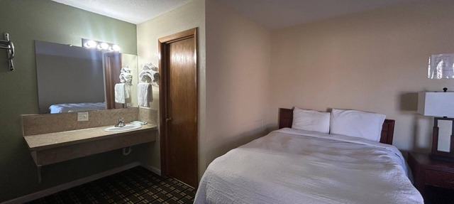 2 Budget-Friendly Rooms w/Free Parking Ideal for Short Stays or Road Trips in Broken Bow
