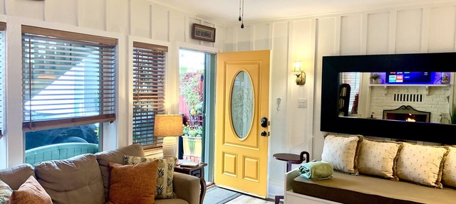 🌊 2026 @ the Pineapple Cottage. Steps to Ocean. 🌊 RELAX & ENJOY 😎the beach.⛱️🌊 in Seal Beach