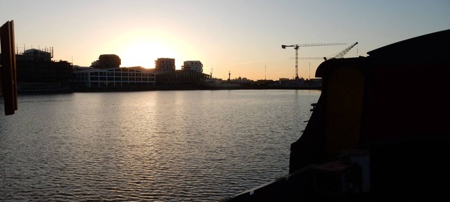 4 adjoining or interconnecting apartments on a barge in Bordeaux