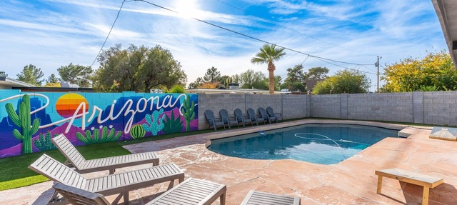4 Bed Mid Century Modern w/Pool, Putting Green, Wood Fired Pizza Oven, Sleeps 9 in Phoenix
