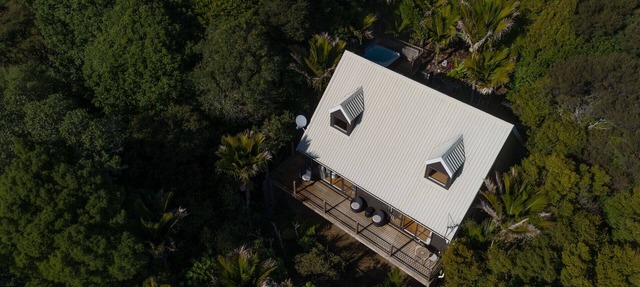 4 Wheel Drive included. 5-minute walk from Ferry to car. Hot on arrival Spa Pool in Onetangi