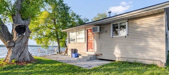 #8 Cottage - Chile Lakefront in Hamilton