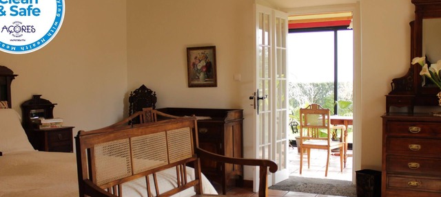 A comfortable, self-contained suite in a restored 19th-century vila (RRAL 980) in Capelas