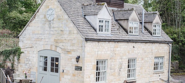A sudeley castle cottage that sleeps 6 guests in 2 bedrooms in Winchcombe