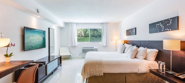 Accessible Studio with King Size Bed Kitchenette, Steps Away from Bal Harbour Beach in Bal Harbour
