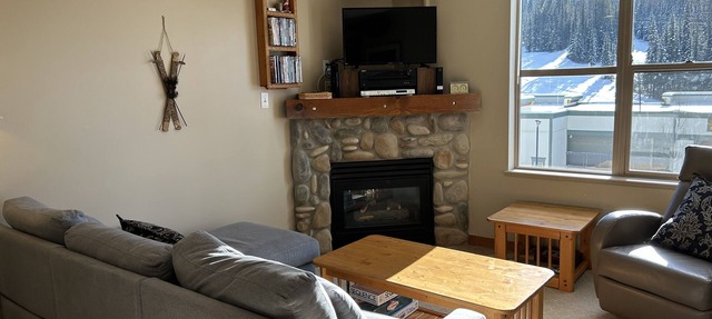 Affordable fully equipped Creekside condo - gas fireplace, BBQ, pet-friendly! in Silver Star Mountain