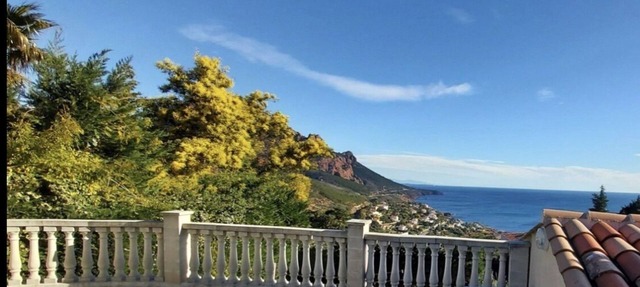 Air-conditioned apartment 47 m2 sea view private terrace 41 m2 sea view in Saint-Raphaël