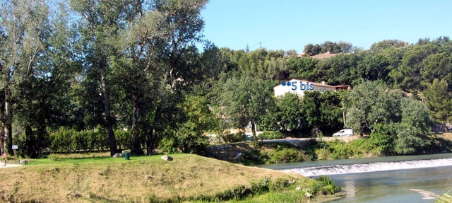 air-conditioned apartment, 200m from the village, all shops, quiet, shaded. in Bédarrides
