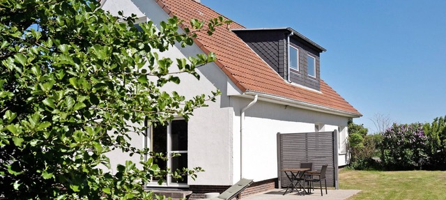 Apartment 'Links' with Private Terrace and Private Garden in Wesselburenerkoog