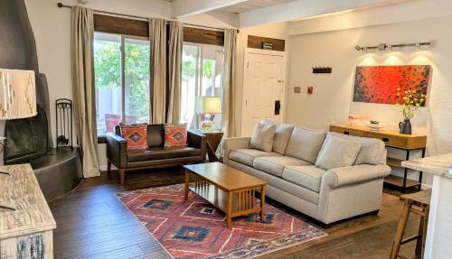 Artist Rd Retreat -Walk to Plaza, nestled in the Foothills of the Mountains in Santa Fe