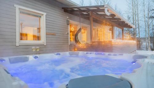 Aurora Jacuzzi Lodge in Rovaniemi