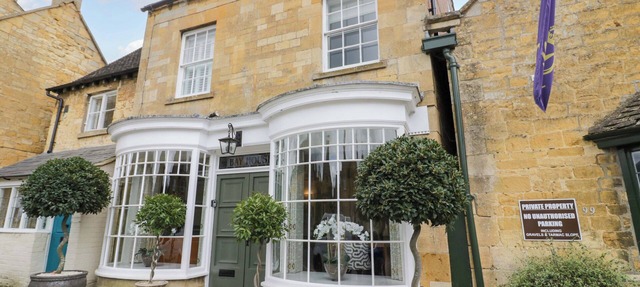 BAY HOUSE COTTAGE, pet friendly, with a garden in Broadway in Broadway
