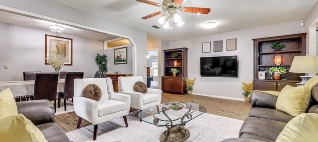 BBQ Ready: Hawthorne Home w/Screened-In Patio in Hawthorne
