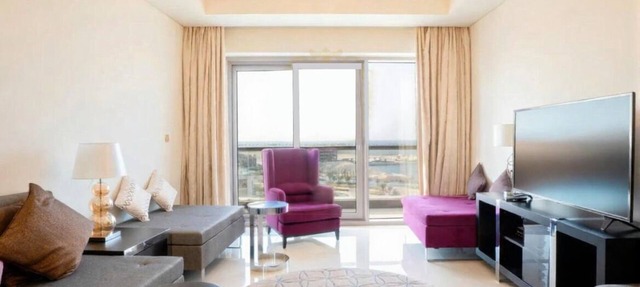 Beachfront 2BR Apartment + Balcony, Gym & Pool in Lusail