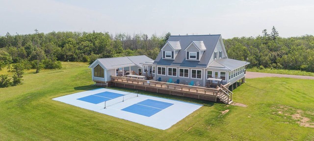 Beachfront, sandbar, 8p sauna, pickleball court, 6BR, outdoor kitchen and more in Wellington