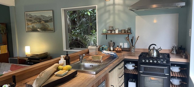 Beautiful native bush retreat in Matakana