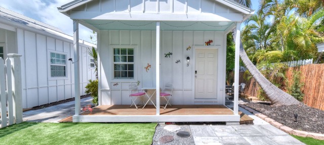 Beautiful, private, bright one bedroom cottage walk to Duval, Truman Waterfront, Santiago's Bodega in Key West