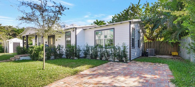 Beautiful Quiet Neighborhood - Come Relax, Shop, Enjoy! Azure Cottage in West Palm Beach